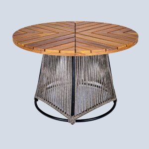 Mesa Lia com estrutura de alumínio, revestida de corda náutica ou fibra sintética e com tampo em madeira Cumarú.